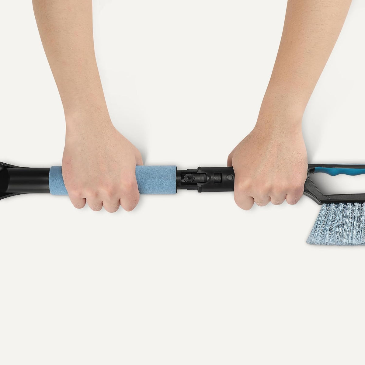 Amazon Basics Schneebesen mit Eiskratzer, ergonomischer Griff, Schwarz, Blau 66.5cm
