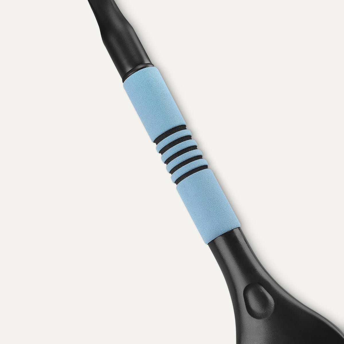 Amazon Basics Schneebesen mit Eiskratzer, ergonomischer Griff, Schwarz, Blau 66.5cm